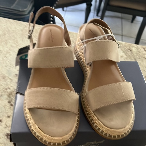 Universal thread, shoes, size 8 color taupe brand new in the original box - Picture 4 of 5